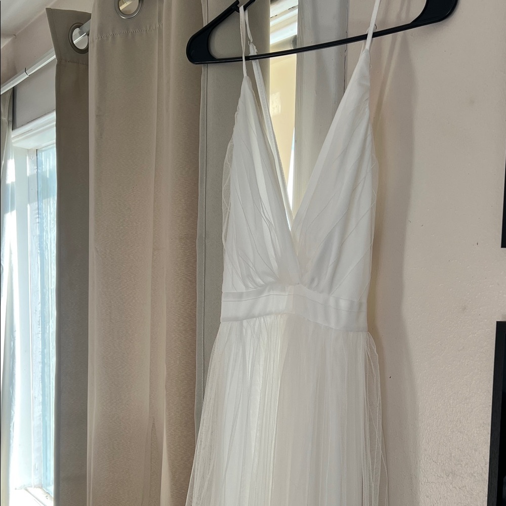 Chic White V-Neck Maxi Dress